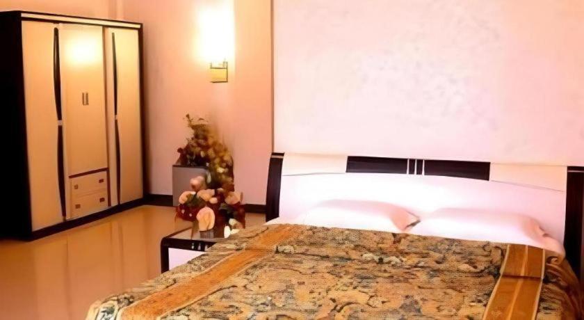 V3 Hotel Surabaya Kültér fotó